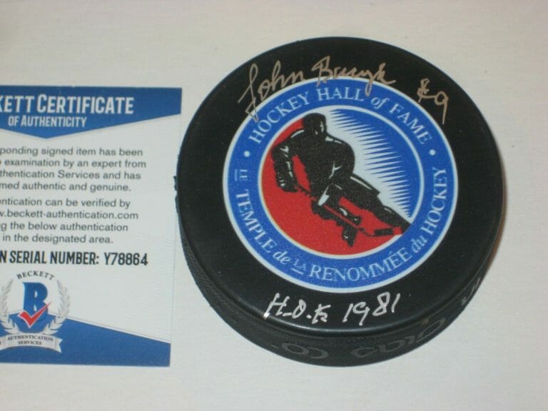 JOHN BUCYK (BOSTON BRUINS) SIGNED HALL OF FAME PUCK W/ BECKETT COA & HOF INSCRIP COLLECTIBLE MEMORABILIA