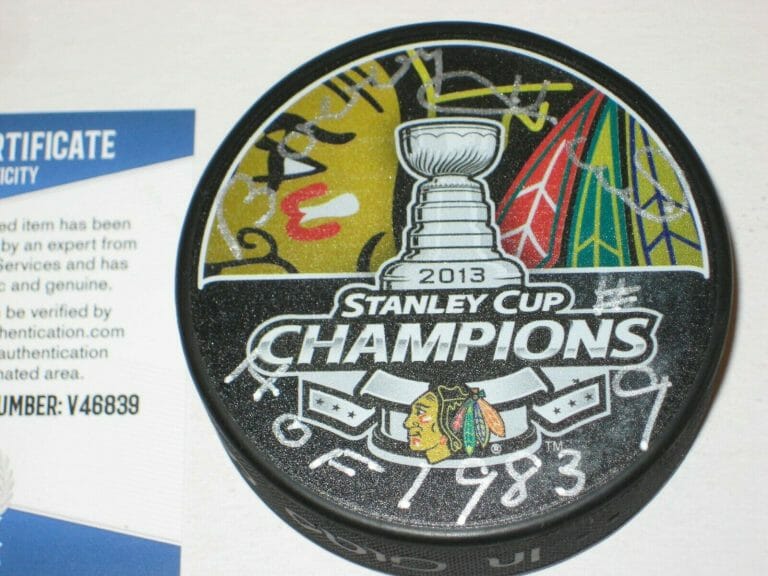 BOBBY HULL (BLACKHAWKS) SIGNED 2013 STANLEY CUP CHAMPS PUCK W/ BECKETT COA & INS COLLECTIBLE MEMORABILIA