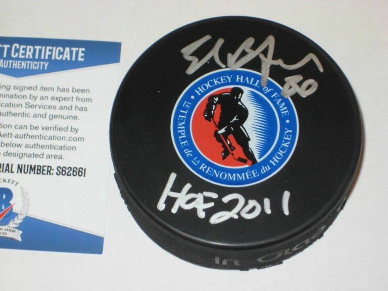 ED BELFOUR (CHICAGO BLACKHAWKS) SIGNED HALL OF FAME PUCK W/ BECKETT COA & INSCRP COLLECTIBLE MEMORABILIA