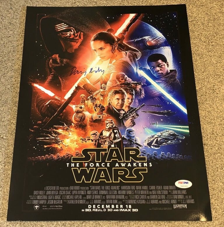 DAISY RIDLEY STAR WARS EP 7 THE FORCE AWAKENS STAR AS REY SIGNED 16×12 PSA COLLECTIBLE MEMORABILIA