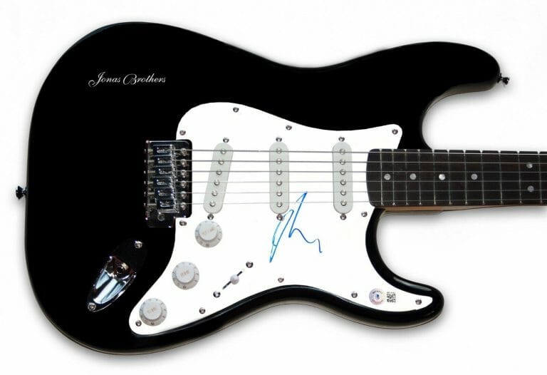 JOE JONAS SIGNED AUTOGRAPHED ELECTRIC GUITAR THE JONAS BROTHERS BECKETT COA COLLECTIBLE MEMORABILIA