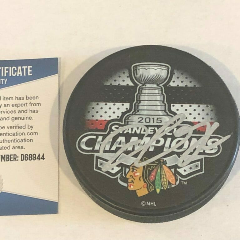 TEUVO TERAVAINEN SIGNED 2015 STANLEY CUP CHAMPIONS PUCK W/ BECKETT COA (BAS) COLLECTIBLE MEMORABILIA