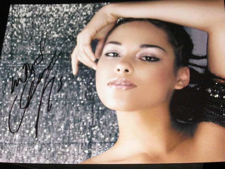ALICIA KEYS SIGNED AUTOGRAPH 8×10 GRAMMY CONCERT AUTO D COLLECTIBLE MEMORABILIA