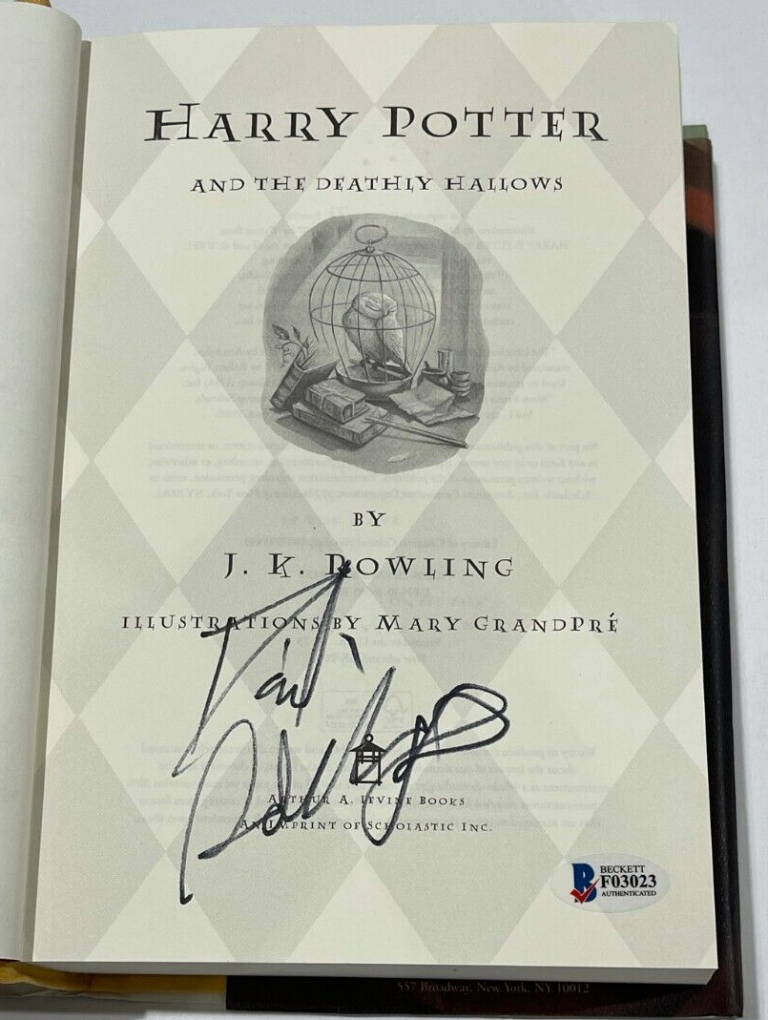 DANIEL RADCLIFFE SIGNED HARRY POTTER AND THE DEATHLY HALLOWS BOOK BECKETT 9 COLLECTIBLE MEMORABILIA