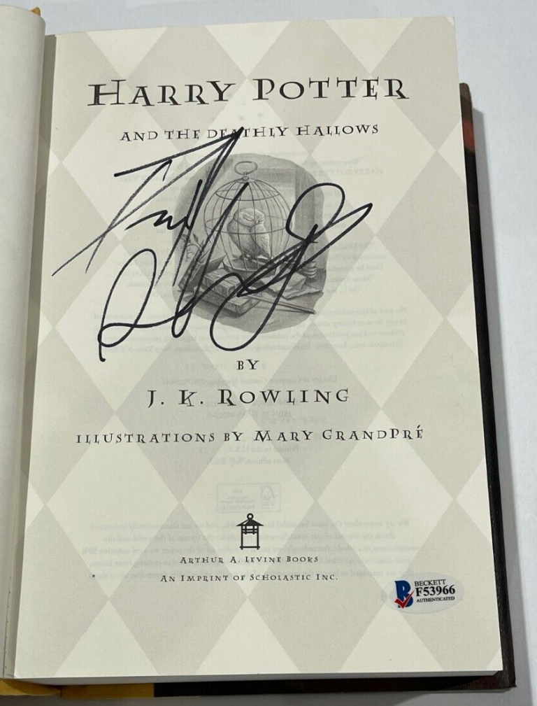 DANIEL RADCLIFFE SIGNED HARRY POTTER AND THE DEATHLY HALLOWS BOOK BECKETT 7 COLLECTIBLE MEMORABILIA