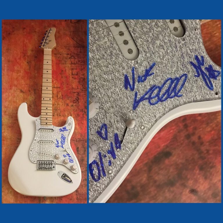 GFA JULIA CUMMING X3 BAND * SUNFLOWER BEAN * SIGNED ELECTRIC GUITAR PROOF B COA COLLECTIBLE MEMORABILIA