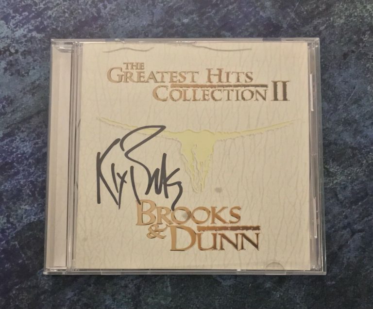 GFA BROOKS & DUNN BAND * KIX BROOKS * SIGNED USED CD BOOKLET B COA COLLECTIBLE MEMORABILIA