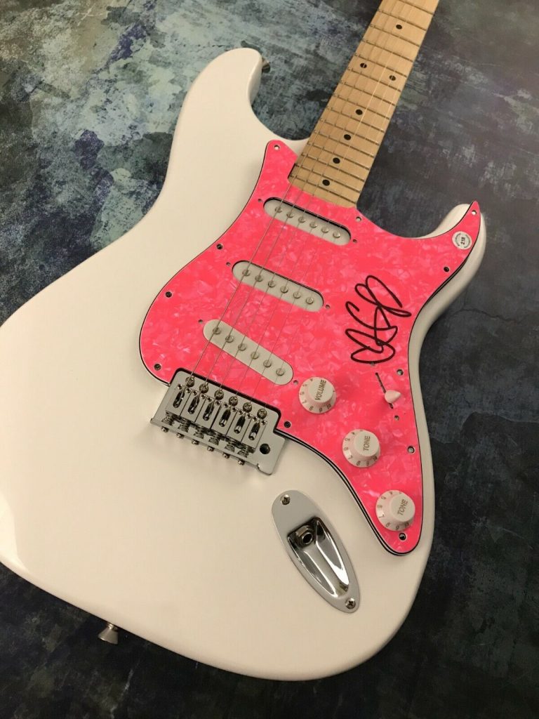 GFA STAY I MISSED YOU * LISA LOEB * SIGNED PINK ELECTRIC GUITAR PROOF B COA COLLECTIBLE MEMORABILIA