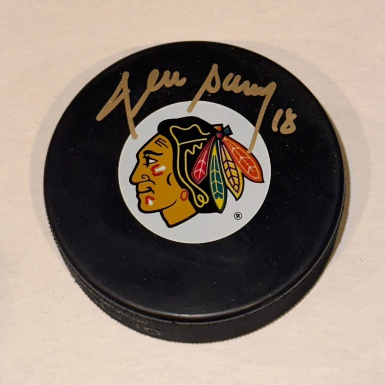 DENIS SAVARD SIGNED CHICAGO BLACKHAWKS PUCK BECKETT AUTHENTICATED BAS
 COLLECTIBLE MEMORABILIA