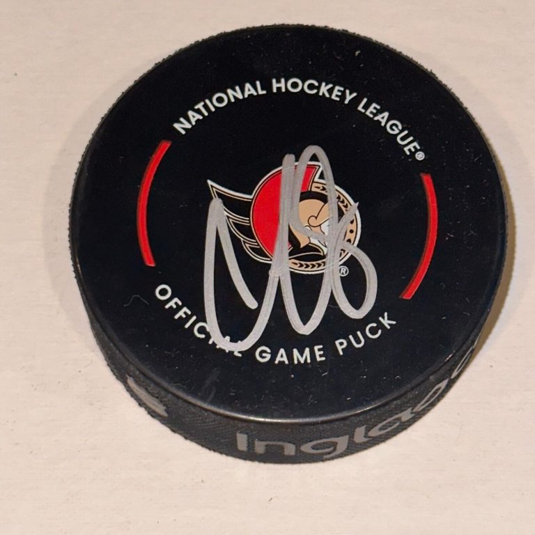 CLAUDE GIROUX SIGNED OTTAWA SENATORS OFFICIAL GAME PUCK BECKETT AUTH BAS
 COLLECTIBLE MEMORABILIA