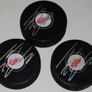 THOMAS VANEK signed (DETROIT RED WINGS) Souvenir hockey logo puck W/COA Collectible Memorabilia