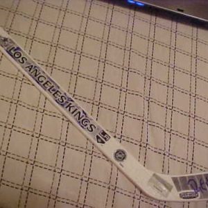 LOS ANGELES KINGS RYAN SMYTH SIGNED LOGO STICK Collectible Memorabilia