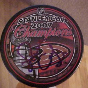 2007 ANAHEIM DUCKS RANDY CARLYLE SIGNED CUP PUCK Collectible Memorabilia
