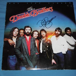 THE DOOBIE BROTHERS ONE STEP CLOSER PATRICK SIMMONS SIGNED VINYL ALBUM Collectible Memorabilia