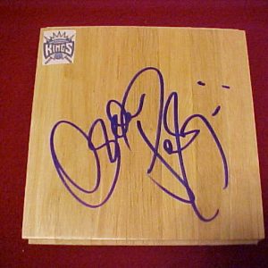 SACRAMENTO KINGS OLDEN POLYNICE SIGNED FLOOR TILE RARE LOOK Collectible Memorabilia