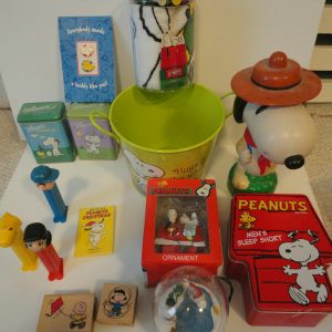 PEANUTS LARGE COLLECTION OF 21 ITEMS MOST BRAND NEW LOTS OF COOL SNOOPY ITEMS