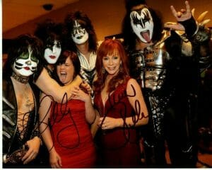KELLY CLARKSON & REBA MCENTIRE SIGNED 8×10 PHOTO WITH THE BAND KISS COLLECTIBLE MEMORABILIA