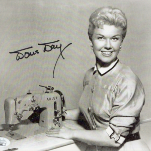 DORIS DAY HAND SIGNED 7x9 PHOTO AMAZING 1950's POSE JSA