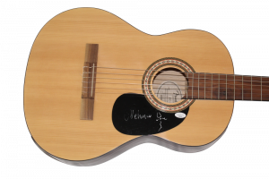 MELANIE SAFKA SIGNED AUTOGRAPH FULL SIZE FENDER ACOUSTIC GUITAR WOODSTOCK 69 JSA COLLECTIBLE MEMORABILIA