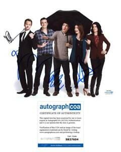 “HOW I MET YOUR MOTHER” AUTOGRAPHS SIGNED 8×10 PHOTO – NEIL PATRICK HARRIS +3 COLLECTIBLE MEMORABILIA