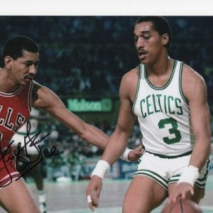 CHICAGO BULLS GEORGE GERVIN PLAYING DEFENSE SIGNED 8X10
