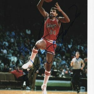CHICAGO BULLS REGGIE THEUS SIGNED DUNKING 8X10