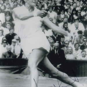 MARGARET SMITH COURT HAND SIGNED 5x7 PHOTO+COA HALL OF FAME TENNIS LEGEND