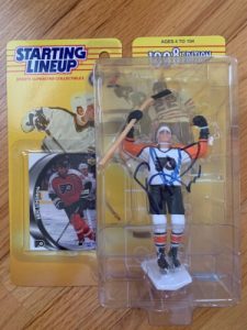 ERIC LINDROS HAND SIGNED 1998 HOCKEY STARTING LINE UP TOY+JSA WITH HOLDER COLLECTIBLE MEMORABILIA