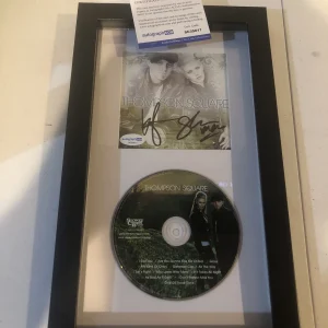 THOMPSON SQUARE SIGNED AUTOGRAPH FRAMED CD DISPLAY ACOA ARE YOU GONNA KISS ME
