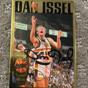 1994-95 ACTION PACKED BASKETBALL HALL OF FAME DAN ISSEL SIGNED AUTOGRAPHED CARD