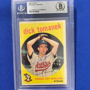 1959 TOPPS DICK TOMANEK KC ATHLETICS SIGNED AUTOGRAPHED AUTO CARD #369 BECKETT