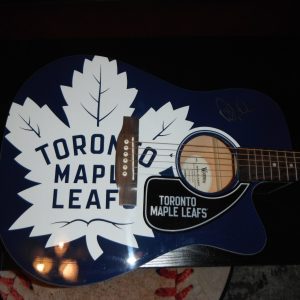 TORONTO MAPLE LEAFS DOUG GILMOUR SIGNED FULL SIZE WOODROW GUITAR