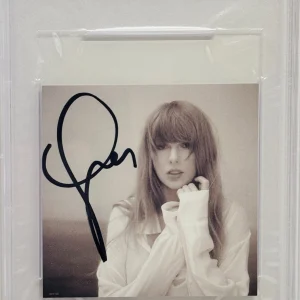TAYLOR SWIFT Signed Autograph Slabbed Encapsulated CD Insert PSA/DNA 799