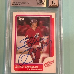 STEVE YZERMAN Signed 1986-87 TOPPS Card #11 Beckett Auto BAS AUTO 10