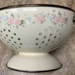VINTAGE COLANDER ENAMEL PEDESTAL 9" WIDE ERAMIC METAL STRAINER WHITE W/ Flowers