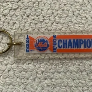 NEW YORK METS 1986 WORLD CHAMPIONS HARD PLASTIC KEY CHAIN      ORIGINAL+VINTAGE