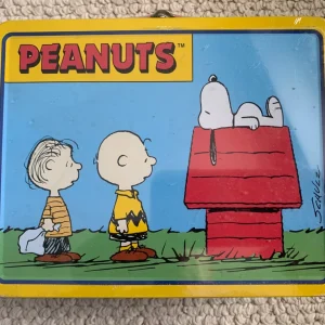 PEANUTS LIMITED EDITION HOUSE LUNCHBOX IN ORIGINAL PLASTIC    SNOOPY ON DOGHOUSE