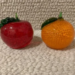 LOT OF 2 VINTAGE GLASS PAPERWEIGHTS      APPLE+ORANGE      AMAZING NEW CONDITION