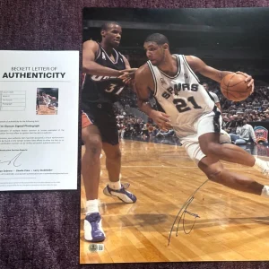 TIM DUNCAN Signed SAN ANTONIO SPURS 16x20 PHOTO w/ Beckett (BAS) LOA
