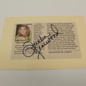 TRISHA YEARWOOD SIGNED AUTOGRAPH MAGAZINE CUT - COUNTRY MUSIC, GARTH BROOKS WIFE
