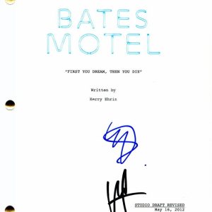 NICOLA PELTZ & VERA FARMIGA CAST SIGNED AUTOGRAPH BATES MOTEL FULL PILOT SCRIPT