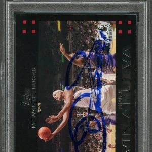 2007 Topps #89 Charlie Villanueva Signed Card AUTO PSA/DNA Slabbed Bucks
