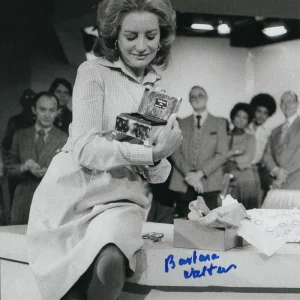 BARBARA WALTERS SIGNED AUTOGRAPH 8X10 PHOTO - NEWS LEGEND! THE VIEW 20/20 W/ JSA