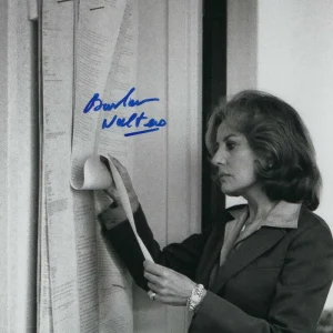 BARBARA WALTERS SIGNED AUTOGRAPH 8X10 PHOTO - ABC NEWS LEGEND THE VIEW 20/20 JSA