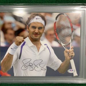 ROGER FEDERER HAND SIGNED 8x10 COLOR PHOTO         AMAZING POSE      PSA SLABBED