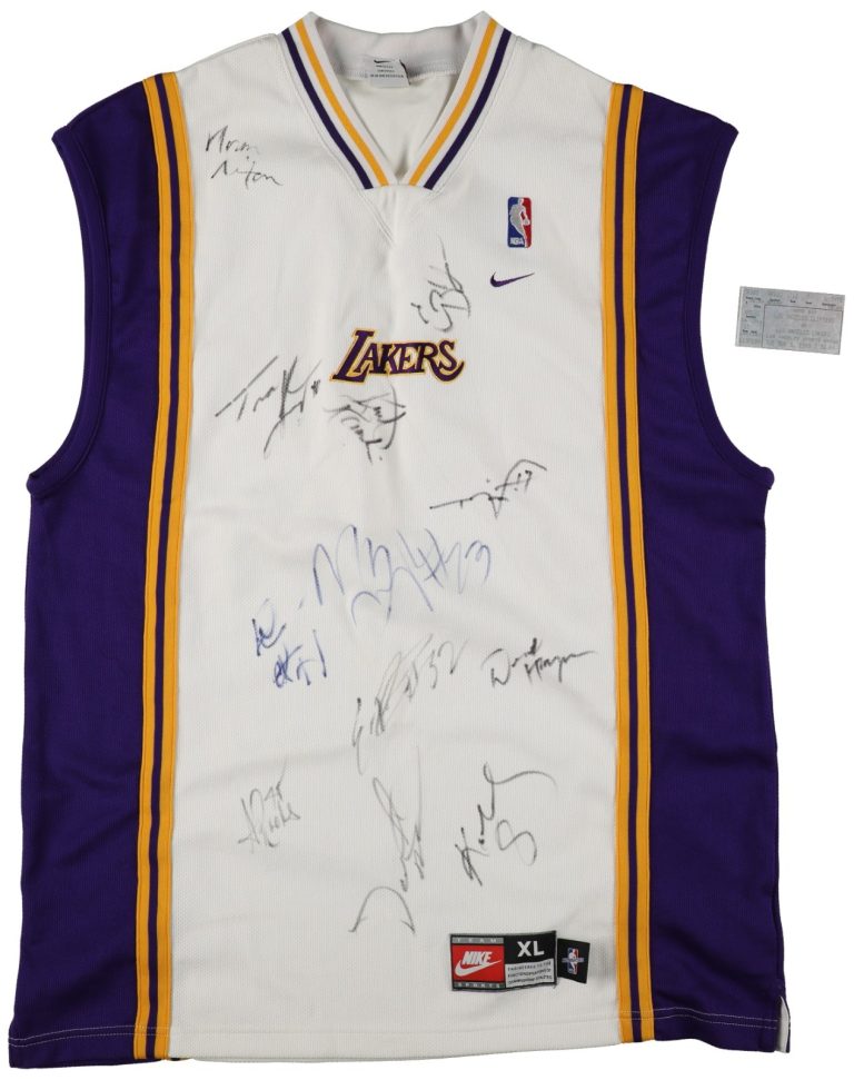 Kobe Bryant 1998-99 Los Angeles Lakers Team Signed Nike Game Jersey Beckett COA