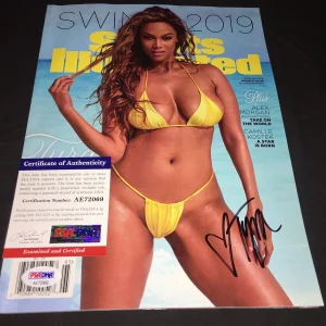 Tyra Banks Signed SI Sports Illustrated Swimsuit Edition Full Mag PSA/DNA
