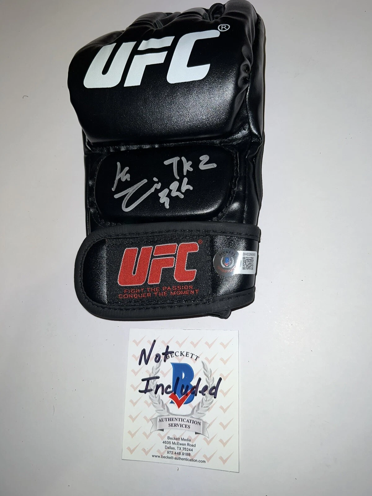 Jung Chan-sung Signed UFC Glove Featherweight “The Korean Zombie ...
