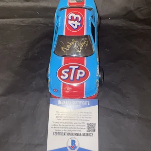 Richard Petty Signed Official NASCAR 1:24 Diecast Car Champion Beckett
