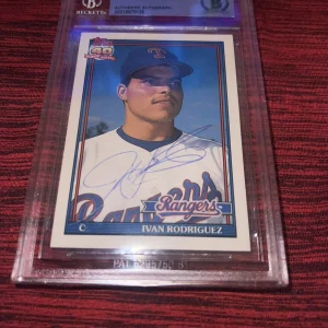 Ivan Rodriguez Signed 1991 Topps Traded Trading Card Rookie Rangers Beckett
